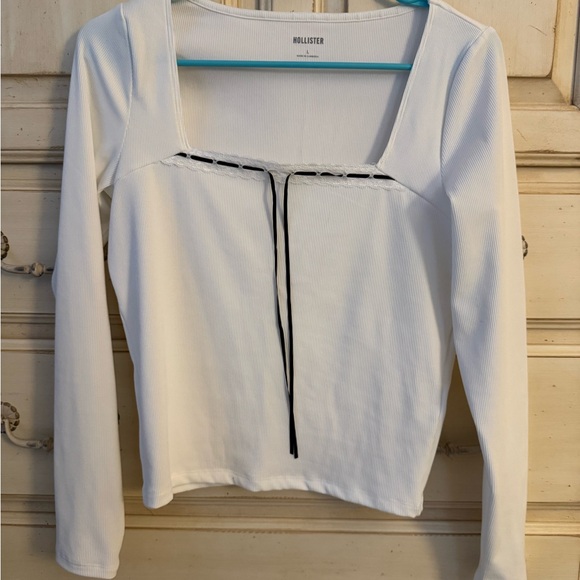 Elegant White Long Sleeve Top with Black Trim - Picture 3 of 6